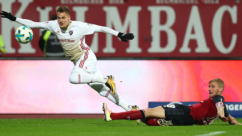 Der Nürnberger Hanno Behrens (rechts) hat im Duell mit dem Ingolstädter Max Christiansen das Nachsehen. Der Nürnberger Hanno Behrens (rechts) hat im Duell mit dem Ingolstädter Max Christiansen das Nachsehen.