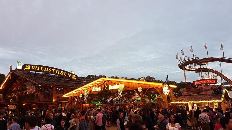 Es wird dunkel über dem Oktoberfest, der erste Tag neigt sich dem Ende entgegen.