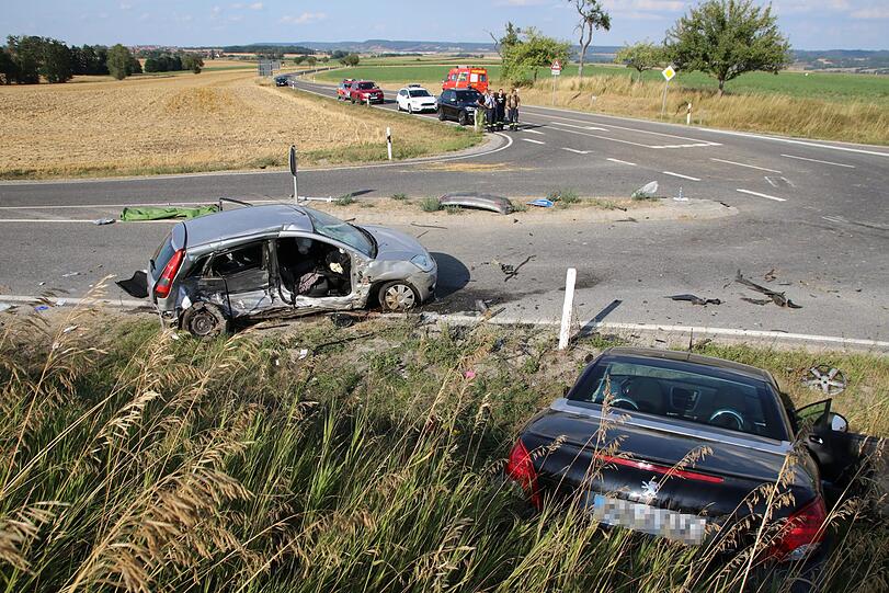 Bei Rothenburg ob der Tauber ist es am Sonntag zu einem schrecklichen Unfall gekommen. Zwei Menschen starben noch an der Unfallstelle, eine junge Frau erlag ihren Verletzungen in der darauffolgenden Nacht.