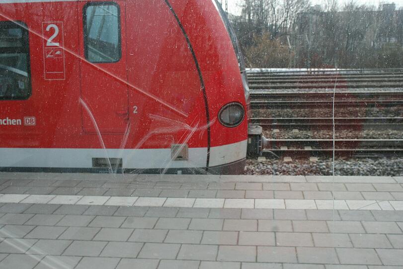 Blick durch die verkratzte Scheibe.