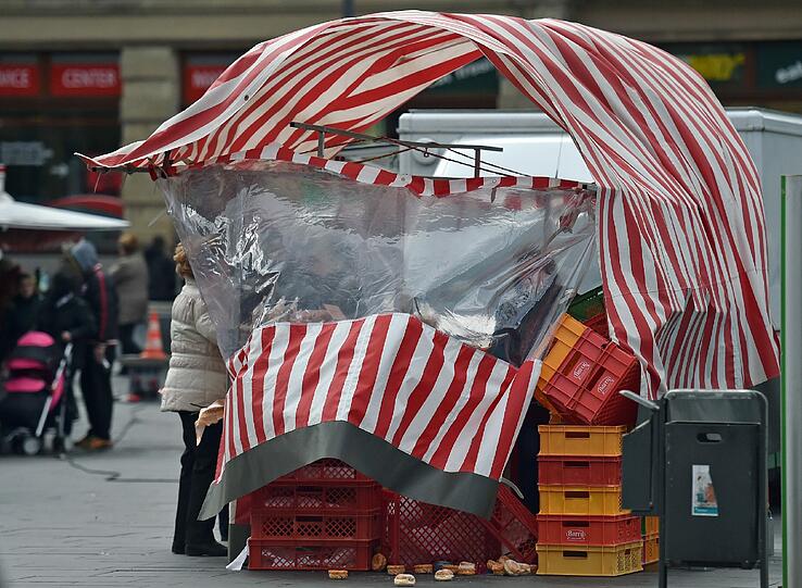 Am Viktualienmarkt in München mussten 30 Buden gestern wegen des starken Windes gesperrt werden.