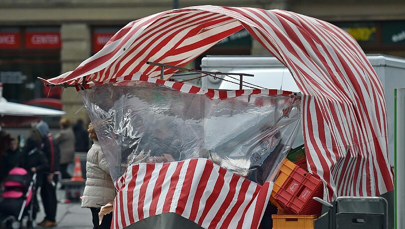Am Viktualienmarkt in München mussten 30 Buden gestern wegen des starken Windes gesperrt werden. Am Viktualienmarkt in München mussten 30 Buden gestern wegen des starken Windes gesperrt werden.