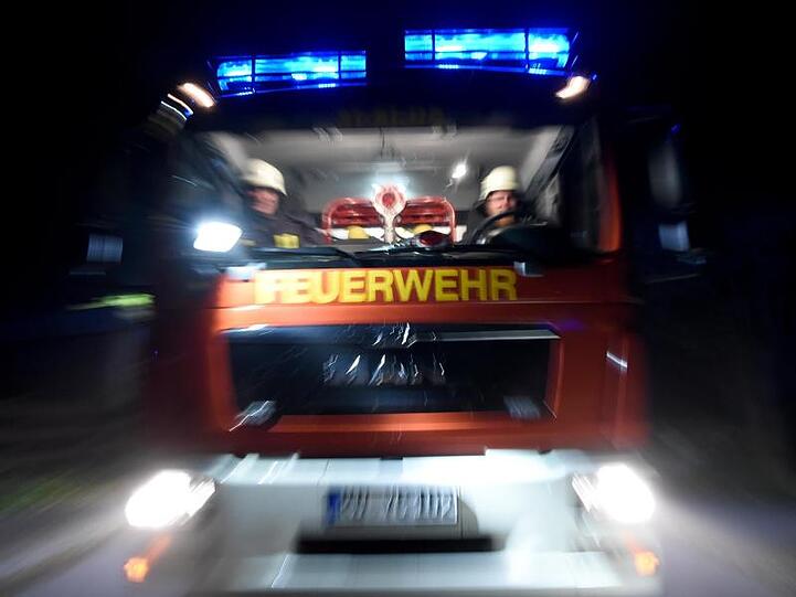 Ein Feuerwehrfahrzeug im Einsatz. Foto: Carsten Rehder/dpa/Archivbild