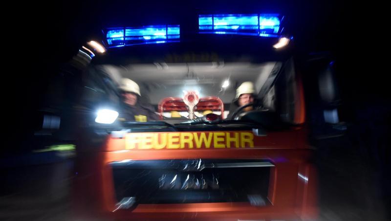 Ein Feuerwehrfahrzeug im Einsatz. Foto: Carsten Rehder/dpa/Archivbild Ein Feuerwehrfahrzeug im Einsatz. Foto: Carsten Rehder/dpa/Archivbild