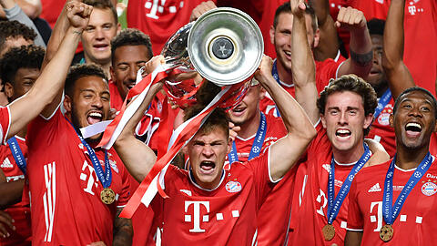 Am Ziel seiner Träume: Joshua Kimmich mit dem Champions-League-Pokal.