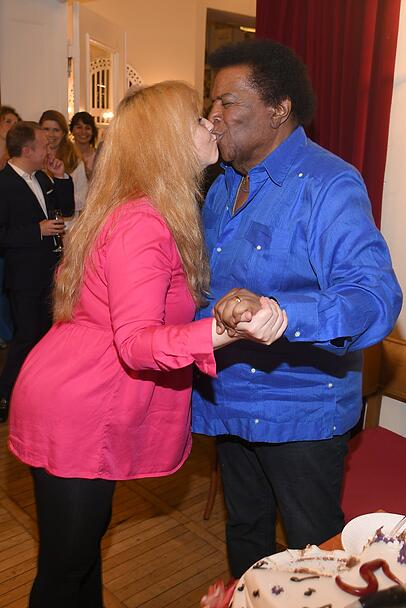 Roberto Blanco knutscht Frau Luzandra Strassburg Roberto Blanco knutscht Frau Luzandra Strassburg