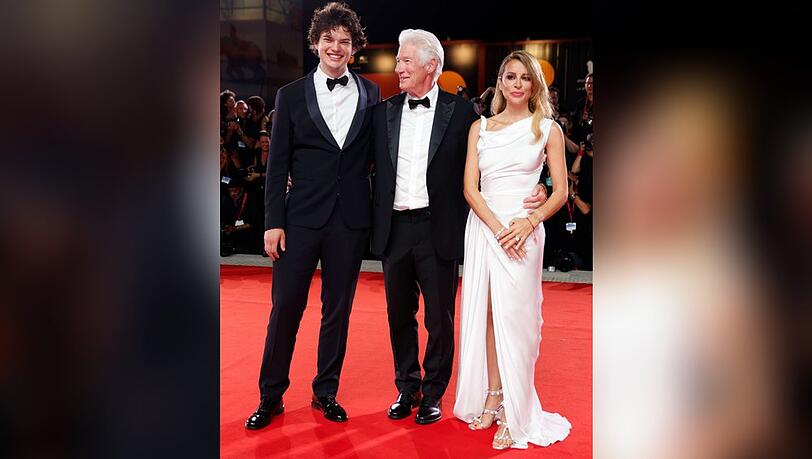 Richard Gere (Mitte) mit Sohn und Ehefrau auf der Filmpremiere von "Wolfs".