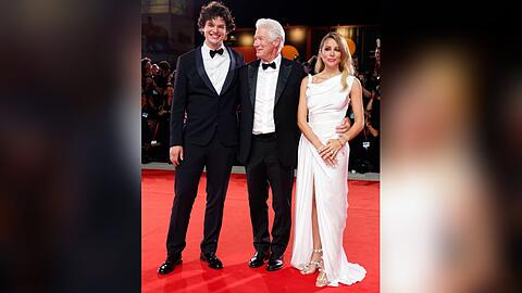 Richard Gere (Mitte) mit Sohn und Ehefrau auf der Filmpremiere von "Wolfs".