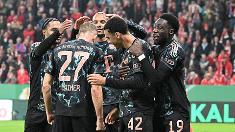 Musiala im Mittelpunkt: Der 21-Jährige fühlt sich beim FC Bayern extrem wohl und kann sich einen Verbleib durchaus vorstelllen.