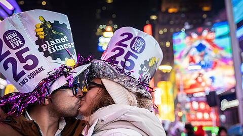 Ein liebevolles neues Jahr wünscht sich dieses Paar in New York.