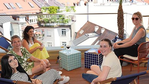 Das Praxisteam der Gynäkologie am Goetheplatz feiert in der Freischwimmer Bar ihren ersten Praxis-Geburtstag.
