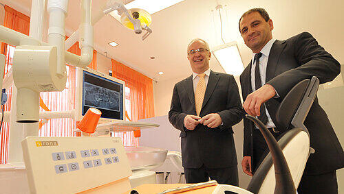 Johann Eichenseer (li.) und sein Nürnberger „Statthalter“ Safwan Srour – ihn rekrutierte der Dentisten-Mogul direkt von der Erlanger Uni-Klinik in die Nürnberger Karolinenstraße. Johann Eichenseer (li.) und sein Nürnberger „Statthalter“ Safwan Srour – ihn rekrutierte der Dentisten-Mogul direkt von der Erlanger Uni-Klinik in die Nürnberger Karolinenstraße.