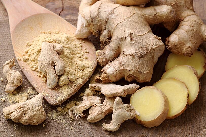 In vielen asiatischen Rezepten wird Ingwer als Zutat aufgelistet. Die Wurzel ist getrocknet oder auch frisch in vielen asiatischen Gerichten zu finden und passt gleichermaßen zu Geflügel, Meeresfrüchten oder auch zu süßen Speisen. Frischer Ingwer wird dank seiner entzündungshemmenden Wirkung auch gerne als Tee getrunken und lindert Magenbeschwerden und Erkältungen. In vielen asiatischen Rezepten wird Ingwer als Zutat aufgelistet. Die Wurzel ist getrocknet oder auch frisch in vielen asiatischen Gerichten zu finden und passt gleichermaßen zu Geflügel, Meeresfrüchten oder auch zu süßen Speisen. Frischer Ingwer wird dank seiner entzündungshemmenden Wirkung auch gerne als Tee getrunken und lindert Magenbeschwerden und Erkältungen.