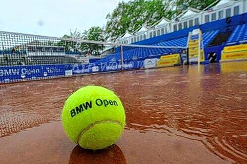 Regenspiele am Aumeister. Die Plätze standen bei den BMW Open an den ersten Turniertagen oft unter Wasser.