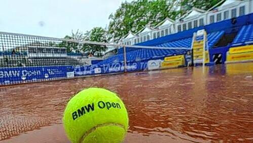 Regenspiele am Aumeister. Die Plätze standen bei den BMW Open an den ersten Turniertagen oft unter Wasser. Regenspiele am Aumeister. Die Plätze standen bei den BMW Open an den ersten Turniertagen oft unter Wasser.