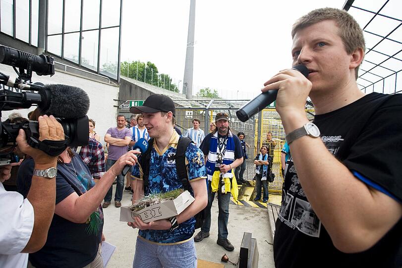 Auktionator Roman Beer bringt das Stadion-Inventar unters Volk.