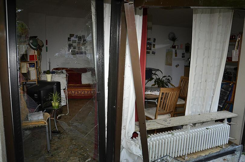 Schwabing am Tag nach der Bombensprengung: Die Spuren der Detonation sind deutlich zu erkennen, teilweise hat sie schwere Schäden verursacht. Derzeit werden die Schäden an den Gebäuden der Umgebung erfasst.