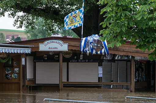 Ein Kiosk ist in Eining vom Hochwasser der Donau überschwemmt.