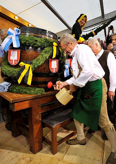 22. SEPTEMBER, 12 UHR: O'zapft is! Oberbürgermeister Ude zapft das erste Fass Wiesn-Bier auf dem Oktoberfest 2012 solide mit zwei Schlägen an.