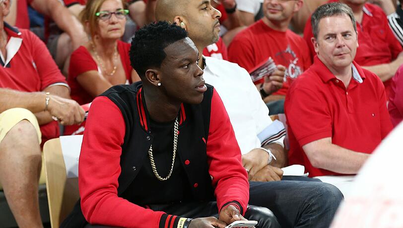 Bei Spiel zwei und drei saß Dennis Schröder noch in der Halle. Beim vierten Finalspiel im Audi Dome musste der NBA-Star draußen bleiben. Bei Spiel zwei und drei saß Dennis Schröder noch in der Halle. Beim vierten Finalspiel im Audi Dome musste der NBA-Star draußen bleiben.