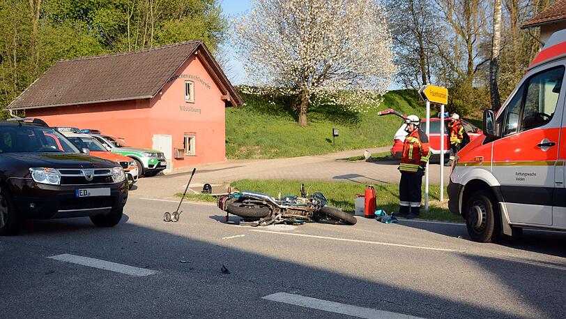 Das landwirtschaftliche Gespann hatte zuvor die komplette Fahrbahn blockiert. Der Zusammenstoß war unvermeidlich.