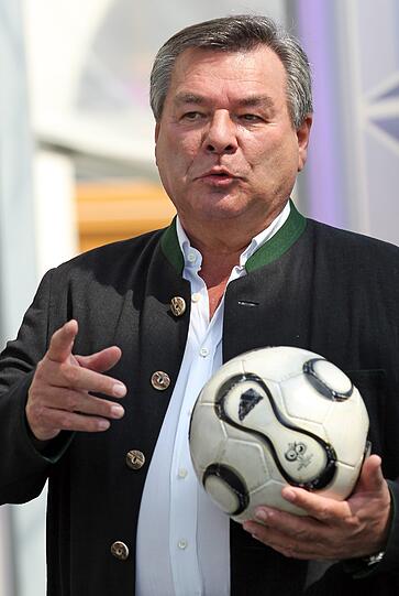 Waldi Hartmann (Sportmoderator): "Ich habe schon vor Monaten gesagt, dass 1860 für mich zu den ganz großen Rätseln dieser Welt gehört. Es ist noch nicht gelöst. Deswegen stehe ich ratlos vor den beiden Spielen, weil ich den Löwen alles und nichts zutraue. Aber bei 1860 lässt sich alles mit normalen Maßstäben nicht mehr berechnen. Die einzige Konstanz heißt Inkonstanz."