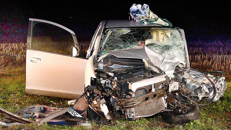 Trümmerfeld auf der Straße: Beide Fahrzeuge sind komplett zerstört, einer der Fahrer starb noch am Unfallort.