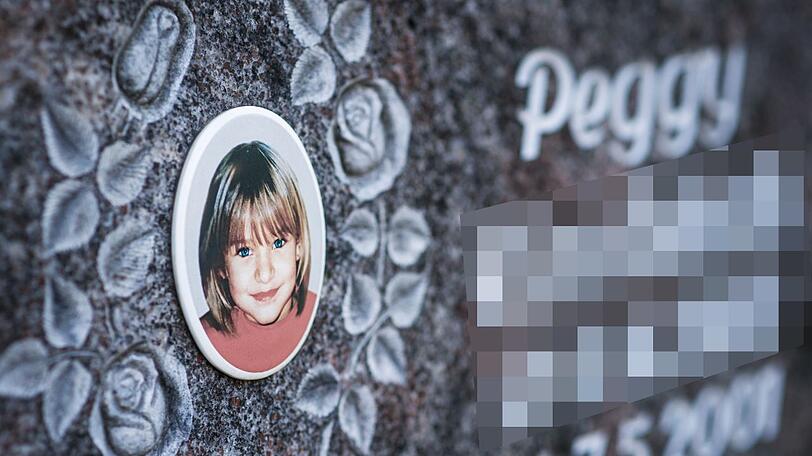 Ein Gedenkstein mit dem Porträt des Mädchens Peggy auf dem Friedhof. Das neunjährige Mädchen Peggy aus Lichtenberg war 2001 verschwunden.