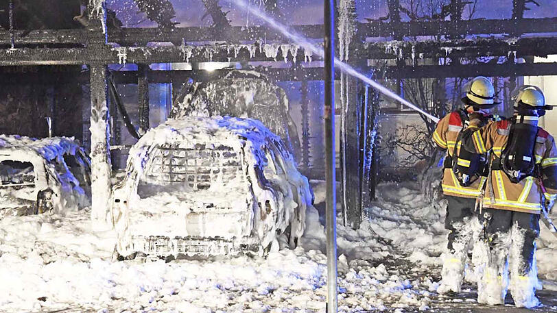 Schaum soweit das Auge reicht: Die Bilder vom Feuerwehreinsatz in Neubiberg, wo eine Garage komplett abgebrannt ist.