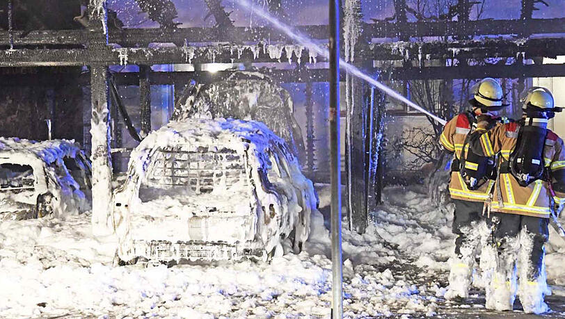 Schaum soweit das Auge reicht: Die Bilder vom Feuerwehreinsatz in Neubiberg, wo eine Garage komplett abgebrannt ist. Schaum soweit das Auge reicht: Die Bilder vom Feuerwehreinsatz in Neubiberg, wo eine Garage komplett abgebrannt ist.