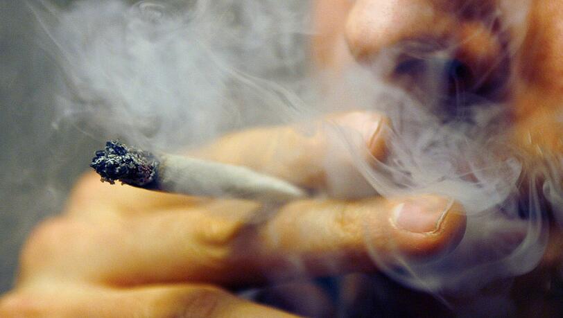 Münchner Polizeibeamten haben am Dienstag zufällig drei junge Männer mit Marihuana erwischt, als der intensive Duft direkt durch das Fenster ihres Polizeireviers zog. Münchner Polizeibeamten haben am Dienstag zufällig drei junge Männer mit Marihuana erwischt, als der intensive Duft direkt durch das Fenster ihres Polizeireviers zog.