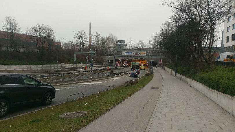 Die eingetroffene Feuerwehr sperrte den Tunnel ab. Grund war ein brennender Lkw.