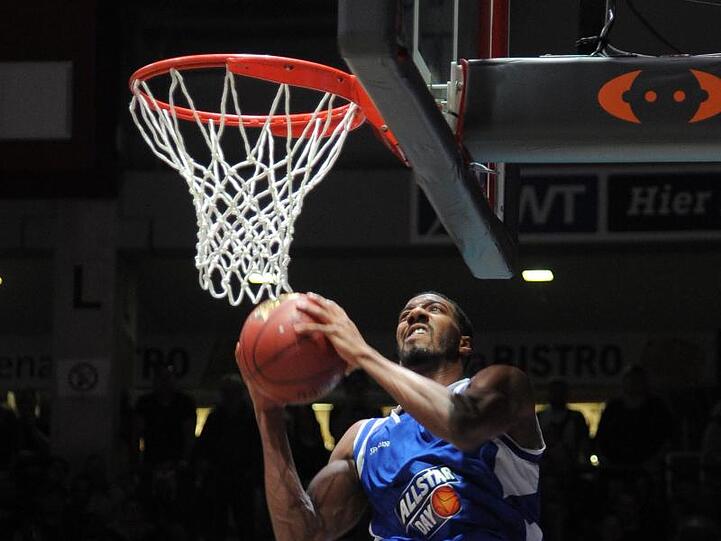 Der Sieger des Dunking-Contest: Austin Hollins (RASTA Vechta).