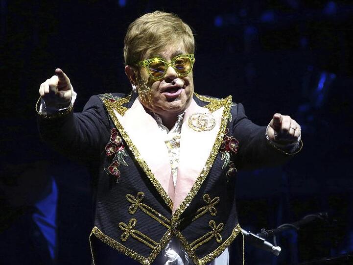 Elton John hat sich den Knöchel verstaucht.
