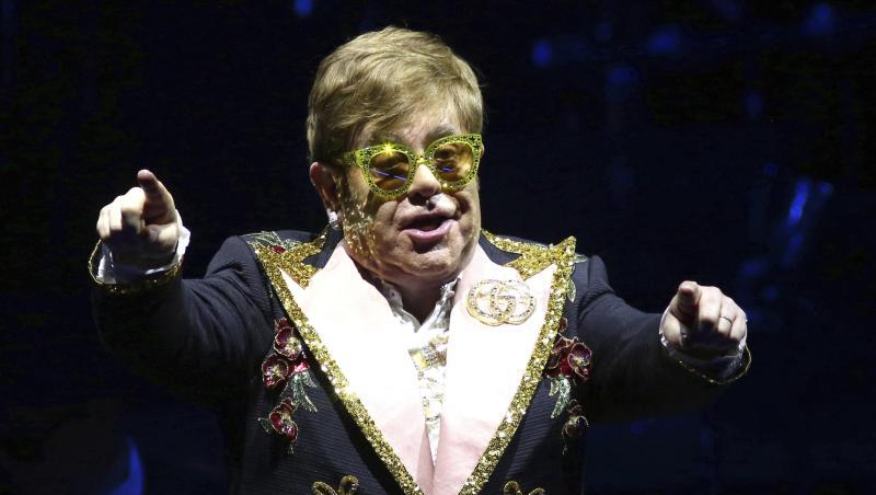 Elton John hat sich den Knöchel verstaucht. Elton John hat sich den Knöchel verstaucht.