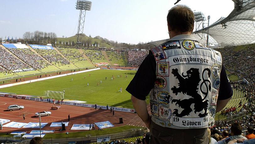 Ein Bild aus (längst) vergangenen Tagen: Ein Löwen-Fan schaut seiner Mannschaft beim Spielen im Olympiastadion zu. (Archivbild)