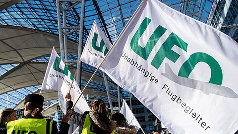 Flugbegleiter der Unabhängigen Flugbegleiter Organisation UFO haben sich bei einem Streik zu einer Kundgebung vor dem Terminal am Münchner Flughafen versammelt.