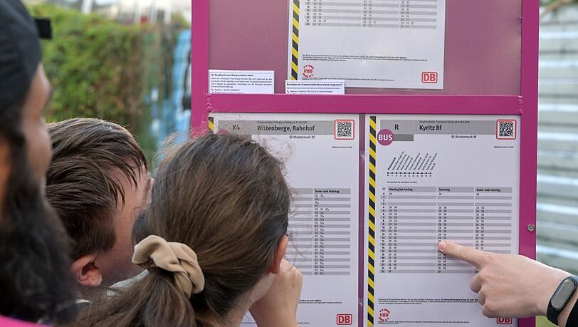 Fahrgäste informieren sich über die Abfahrtszeiten der Ersatzbusse.