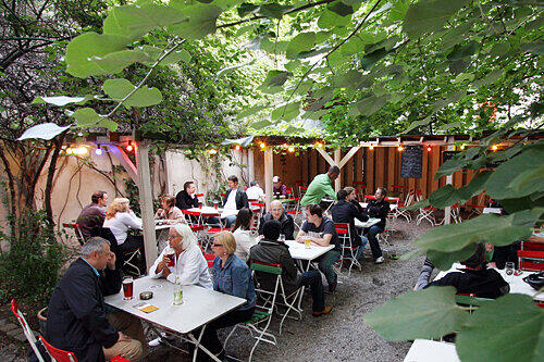 Grüne Idylle im Hinterhof: Wer in der Gruppe kommen will, sollte reservieren lassen.