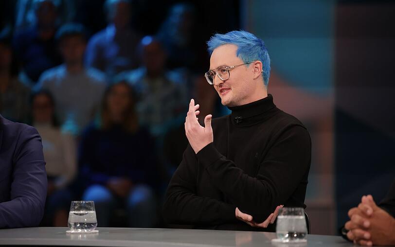 Lehrer Nicolas Schmelzer freut sich, dass ihn sein Beamtenstatus vor politisch motivierter Kündigung schützt. Lehrer Nicolas Schmelzer freut sich, dass ihn sein Beamtenstatus vor politisch motivierter Kündigung schützt.