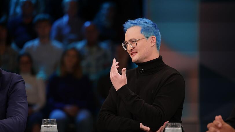 Lehrer Nicolas Schmelzer freut sich, dass ihn sein Beamtenstatus vor politisch motivierter K&uuml;ndigung sch&uuml;tzt.