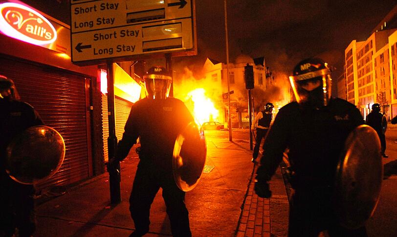 Brennende Autos, aufgebrochene Läden, Gewalt gegen Polizeibeamte und jetzt der erste Tote - seit Samstag Abend dauern die Krawalle in London an.