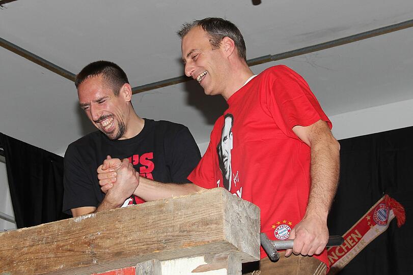 Franck Ribery reiste in extravagantem Outfit nach Tinningen zu "De Rot-Weißn Tinninger"