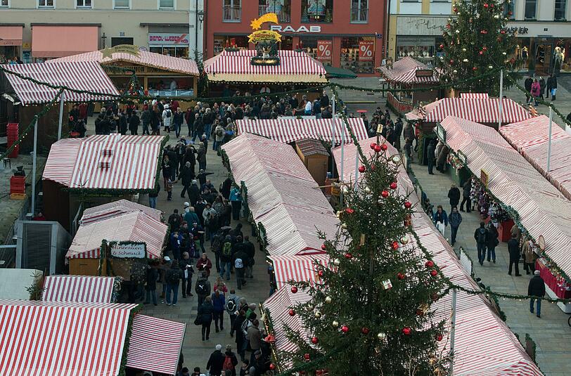 Der Christkindlemarkt in Regensburg wird in diesem Jahr von deutlich stärkere Sicherheitsmaßnahmen begleitet.