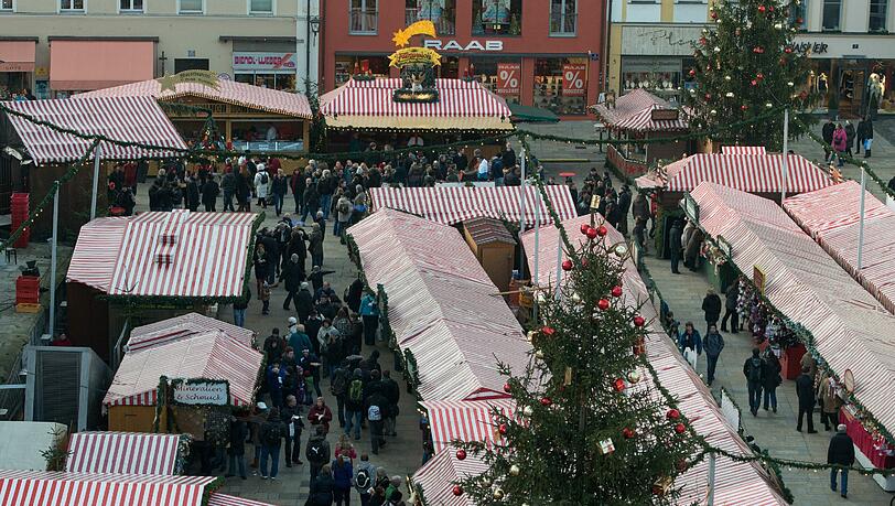 Der Christkindlemarkt in Regensburg wird in diesem Jahr von deutlich stärkere Sicherheitsmaßnahmen begleitet. Der Christkindlemarkt in Regensburg wird in diesem Jahr von deutlich stärkere Sicherheitsmaßnahmen begleitet.