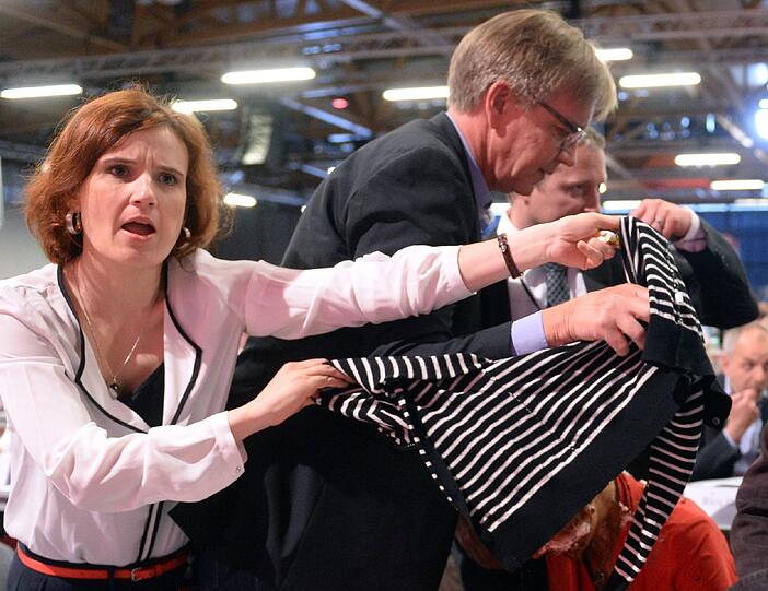 Eklat in Magdeburg: Die Linken-Fraktionschefin Sahra Wagenknecht ist auf dem Linken-Parteitag mit einer Torte beworfen worden. Die Bilder!
