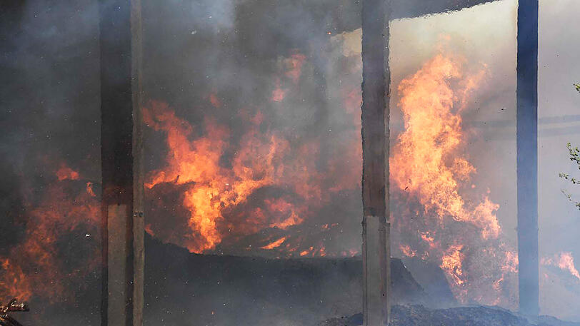 Die Lagerhalle einer Kompostieranlage in Hergolding (Gemeinde Vaterstetten) ist niedergebrannt.