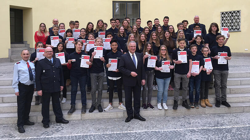 Bayerns Innenminister Joachim Herrmann (CSU) mit den neu ausgebildeten Schülerbegleitern der Deutschen Bahn.
