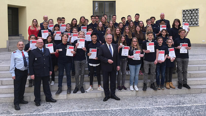 Bayerns Innenminister Joachim Herrmann (CSU) mit den neu ausgebildeten Schülerbegleitern der Deutschen Bahn. Bayerns Innenminister Joachim Herrmann (CSU) mit den neu ausgebildeten Schülerbegleitern der Deutschen Bahn.
