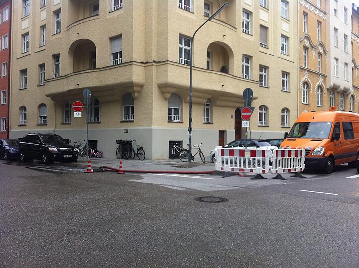 Hier an der Ecke zur Asamstraße hatten die Stadtwerke-Mitarbeiter die Schächte getrocknet. So sah es dort am Montag aus.